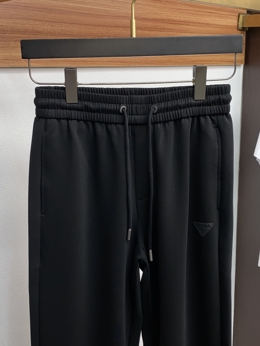 普拉达 2025SS早秋冬新品 针织棉加厚面料男士运动户外休闲裤 每季必出的类型，无需质疑的热卖王牌单品