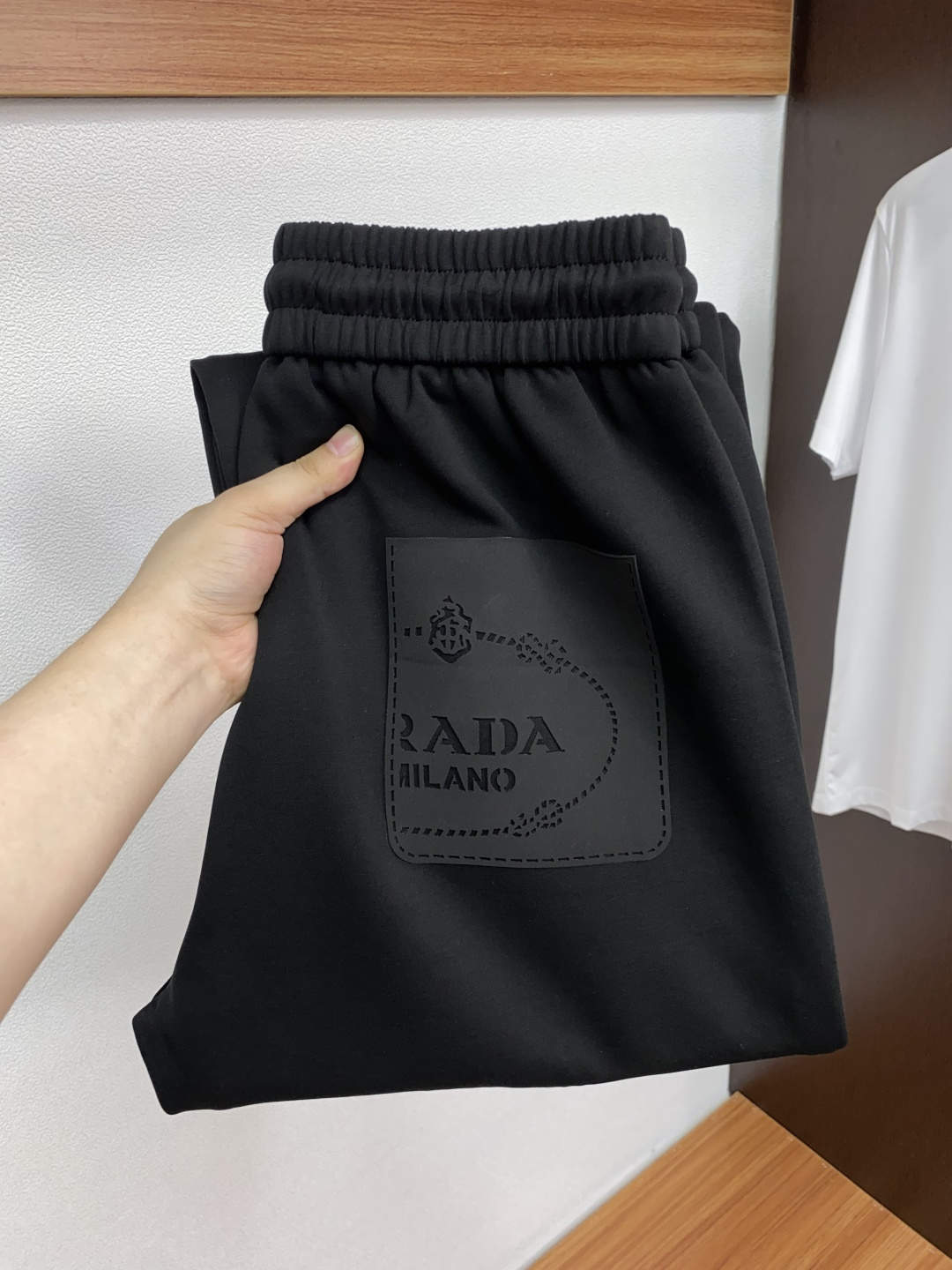 普拉达 2025SS早秋冬新品 针织棉加厚面料男士运动户外休闲裤 每季必出的类型，无需质疑的热卖王牌单品