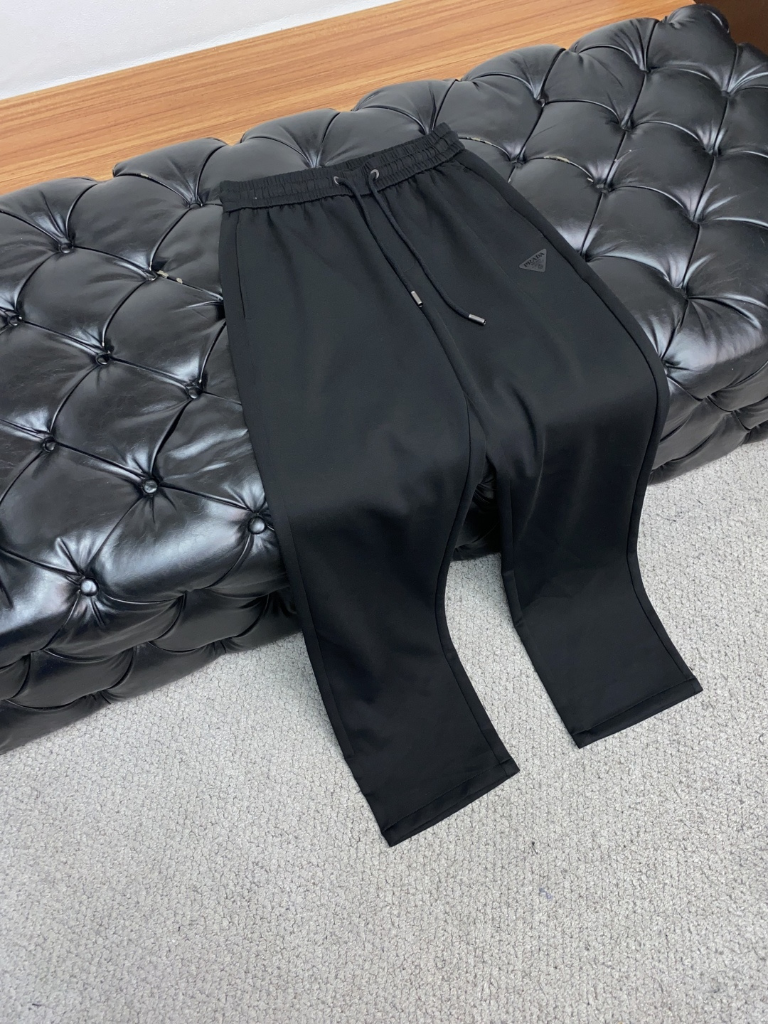 普拉达 2025SS早秋冬新品 针织棉加厚面料男士运动户外休闲裤 每季必出的类型，无需质疑的热卖王牌单品