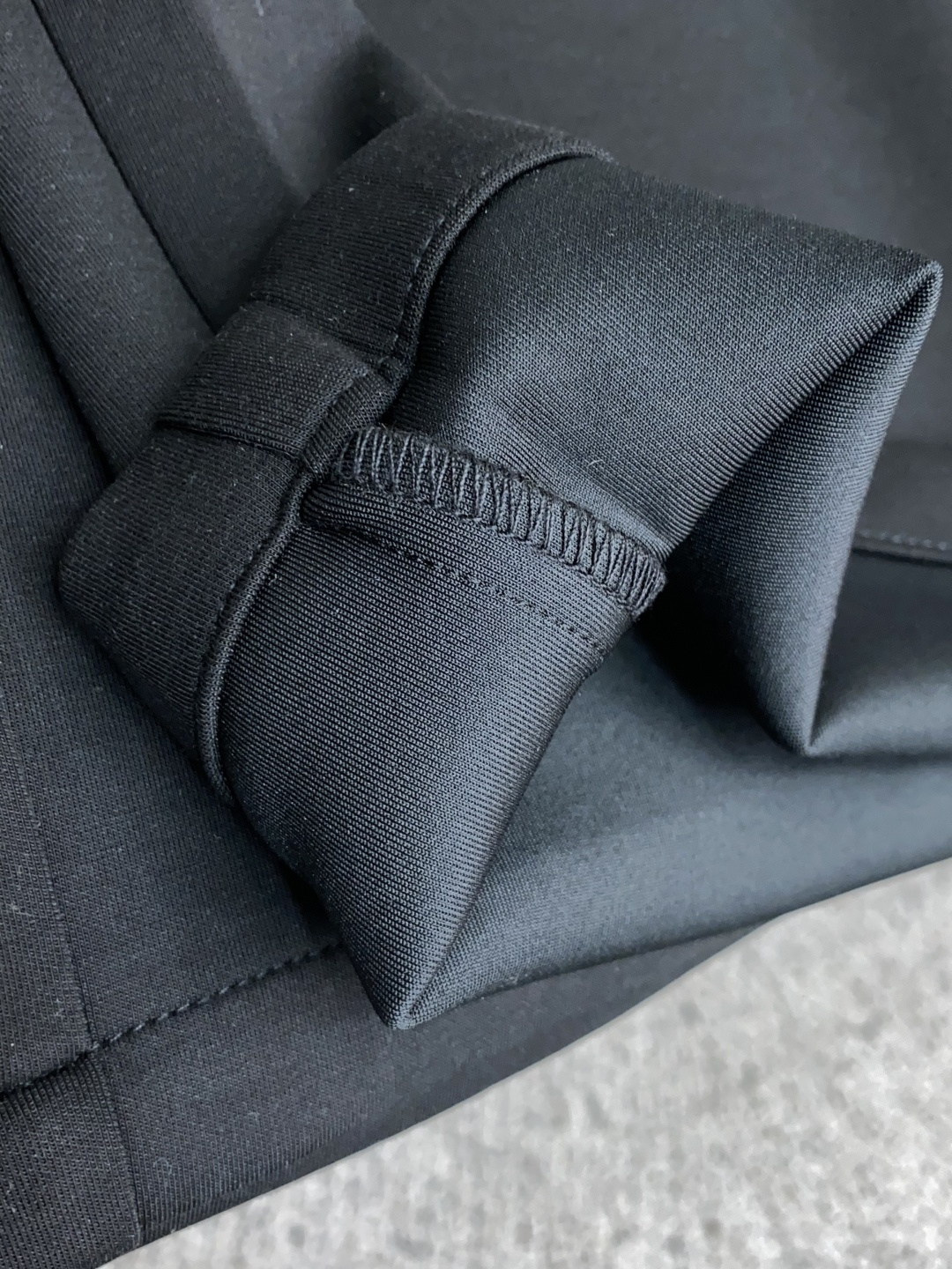 普拉达 2025SS早秋冬新品 针织棉加厚面料男士运动户外休闲裤 每季必出的类型，无需质疑的热卖王牌单品