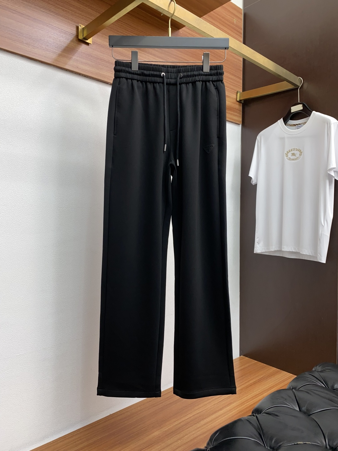 普拉达 2025SS早秋冬新品 针织棉加厚面料男士运动户外休闲裤 每季必出的类型，无需质疑的热卖王牌单品