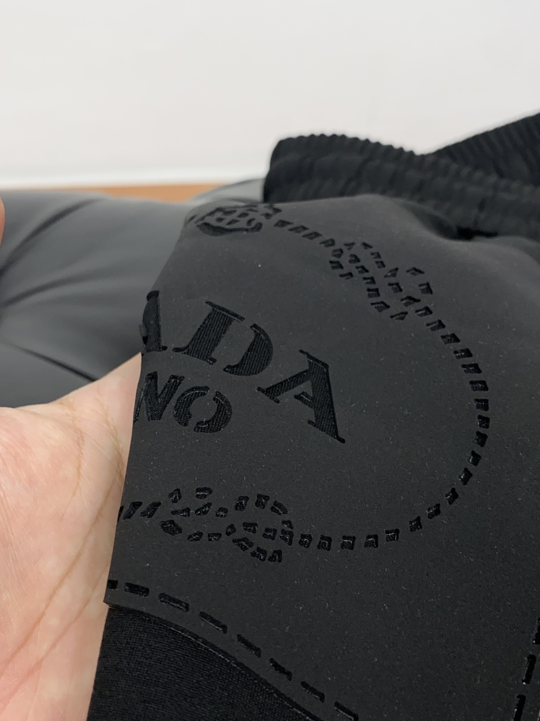 普拉达 2025SS早秋冬新品 针织棉加厚面料男士运动户外休闲裤 每季必出的类型，无需质疑的热卖王牌单品