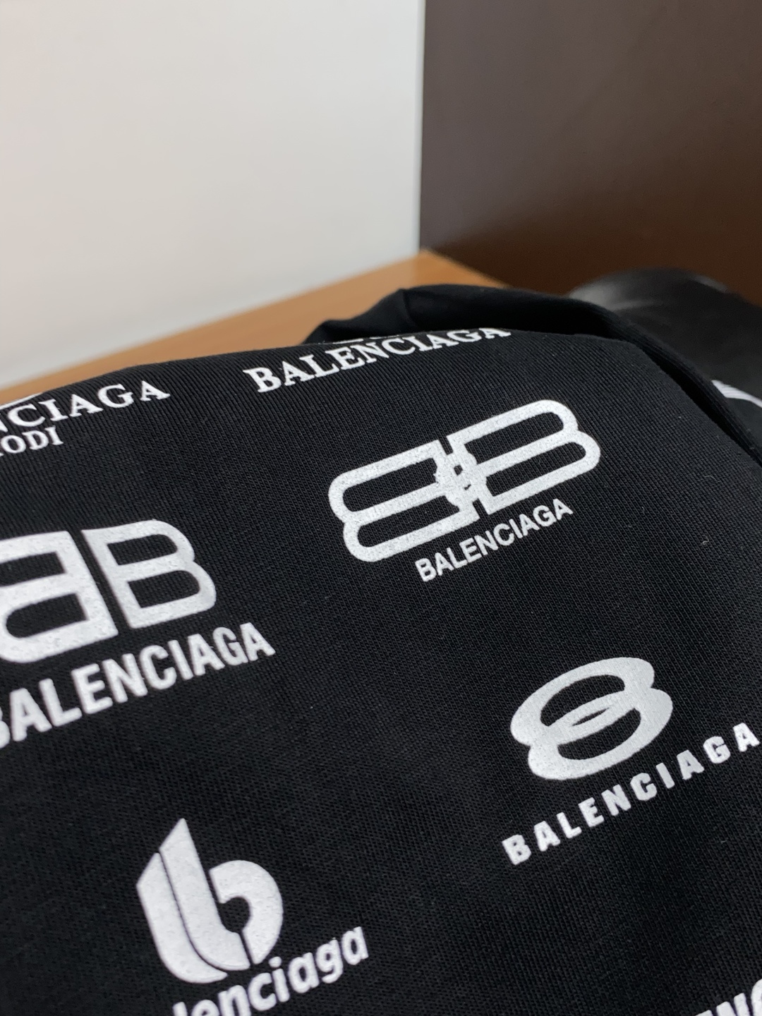 巴黎世家 2025秋冬新品，男士基础款圆领长袖T恤打底衫！贸易公司渠道稀出，同步GW发售，选用客供进口2