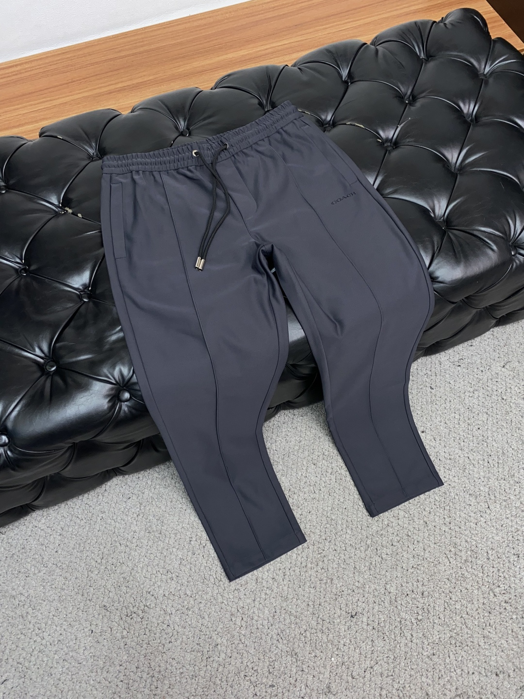 寇驰 专供新款休闲裤 高端版本！专柜定制面料 舒适度高，前幅精致刺绣 细节无可挑剔，品牌元素设计理念，体