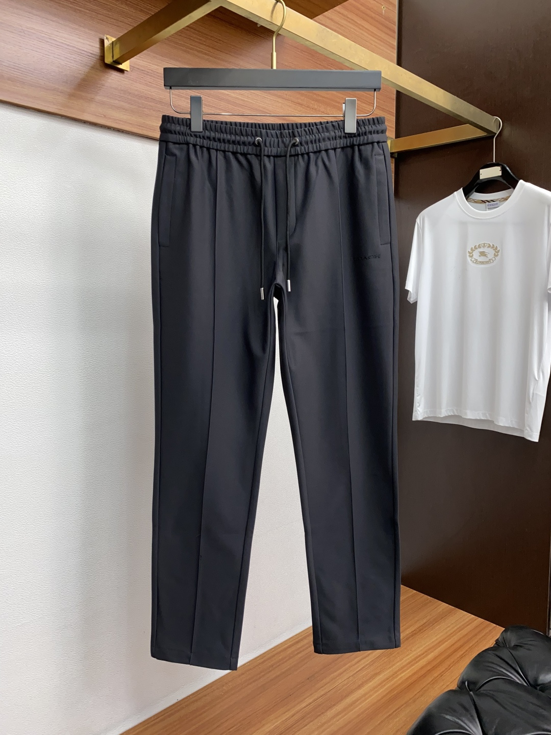 寇驰 专供新款休闲裤 高端版本！专柜定制面料 舒适度高，前幅精致刺绣 细节无可挑剔，品牌元素设计理念，体