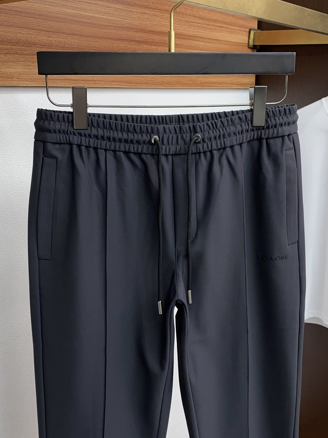 寇驰 专供新款休闲裤 高端版本！专柜定制面料 舒适度高，前幅精致刺绣 细节无可挑剔，品牌元素设计理念，体