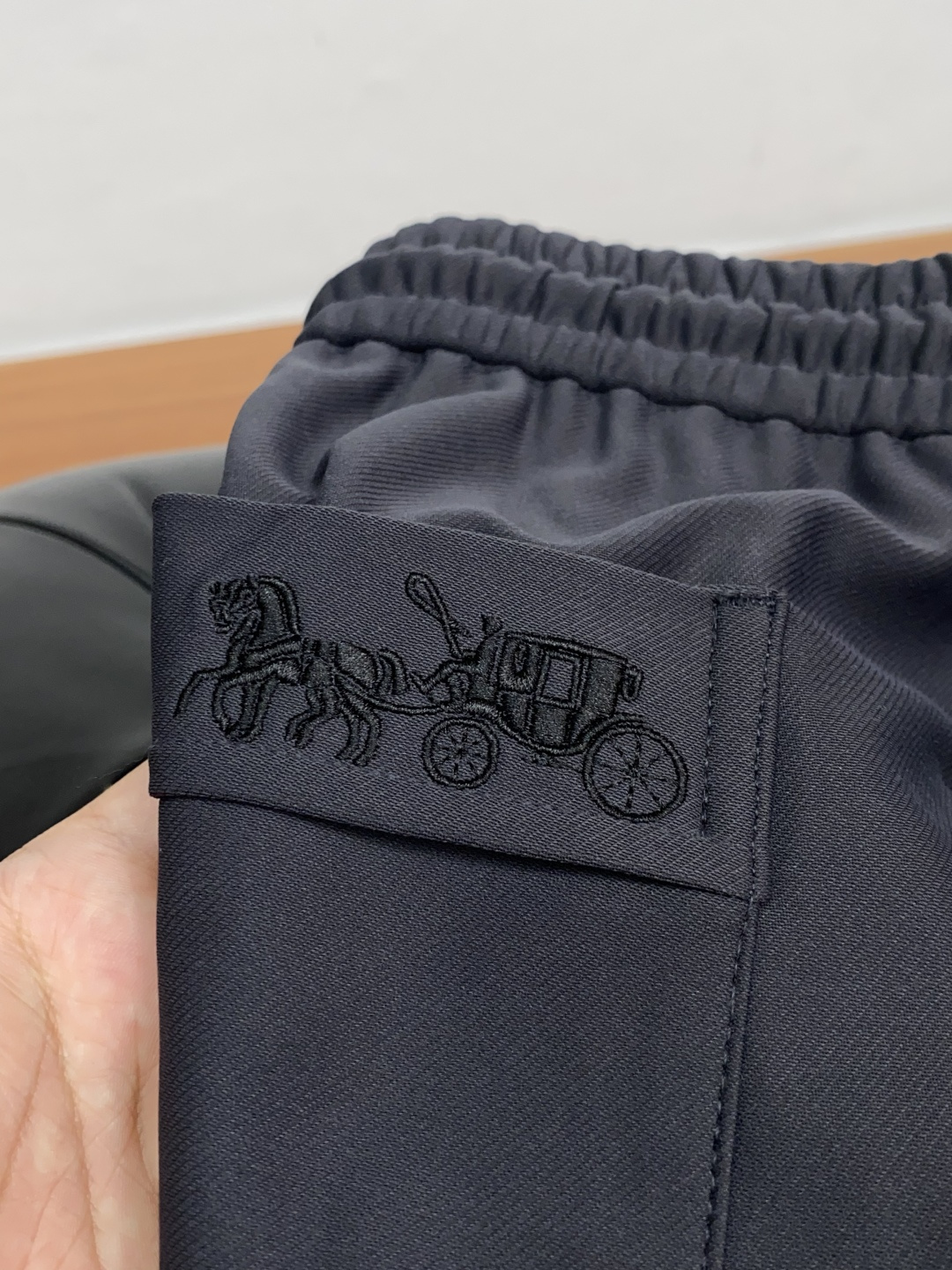 寇驰 专供新款休闲裤 高端版本！专柜定制面料 舒适度高，前幅精致刺绣 细节无可挑剔，品牌元素设计理念，体