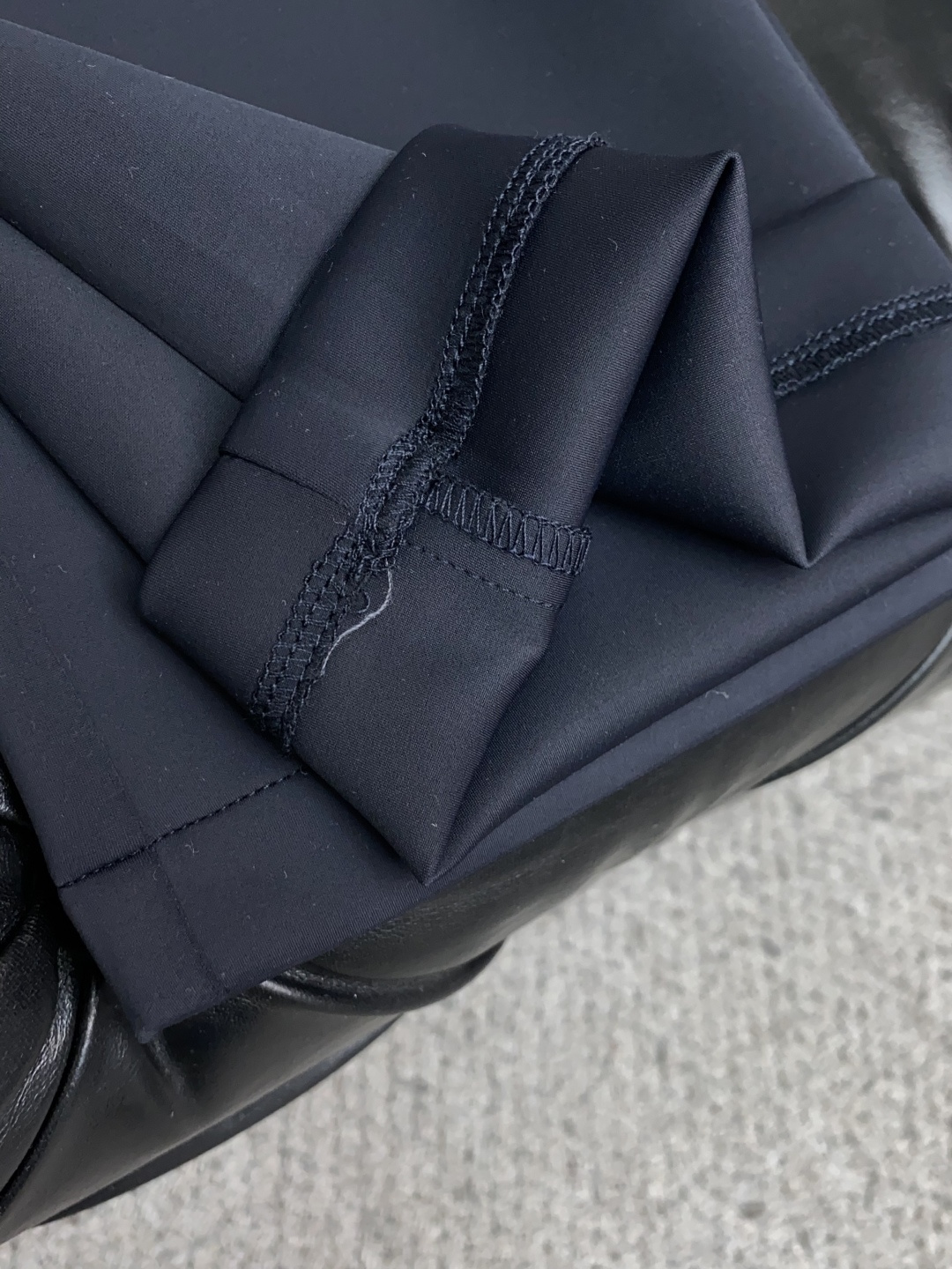 迪奥 专供新款休闲裤 高端版本！专柜定制面料 舒适度高，前幅精致刺绣 细节无可挑剔，品牌元素设计理念，体