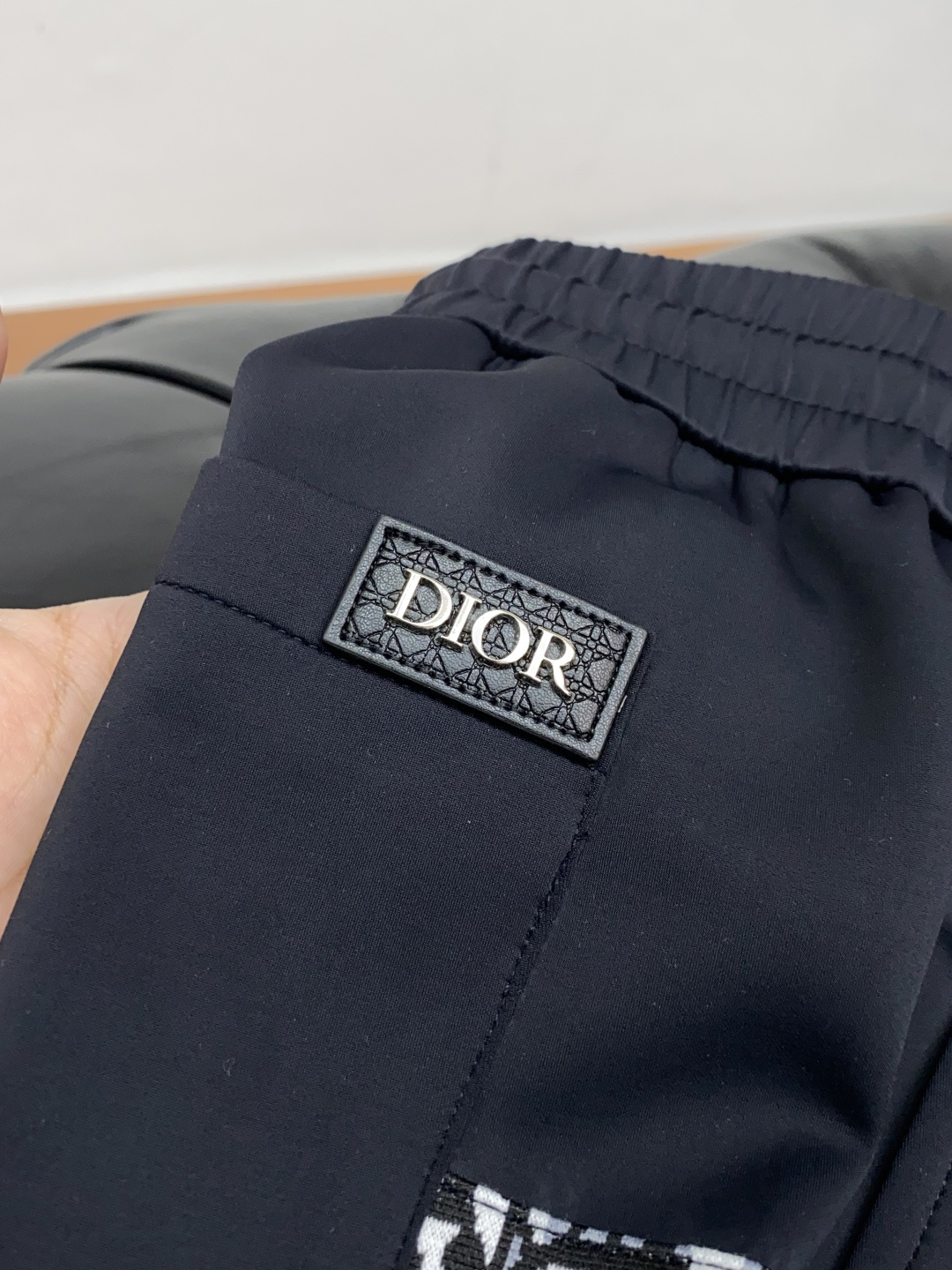 迪奥 专供新款休闲裤 高端版本！专柜定制面料 舒适度高，前幅精致刺绣 细节无可挑剔，品牌元素设计理念，体