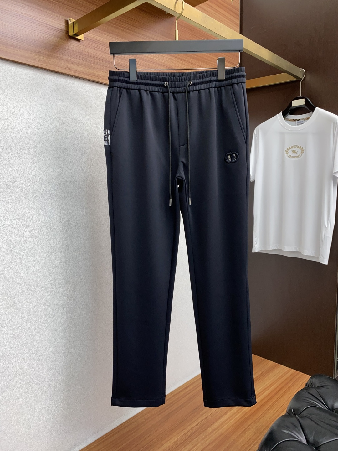 迪奥 专供新款休闲裤 高端版本！专柜定制面料 舒适度高，前幅精致刺绣 细节无可挑剔，品牌元素设计理念，体