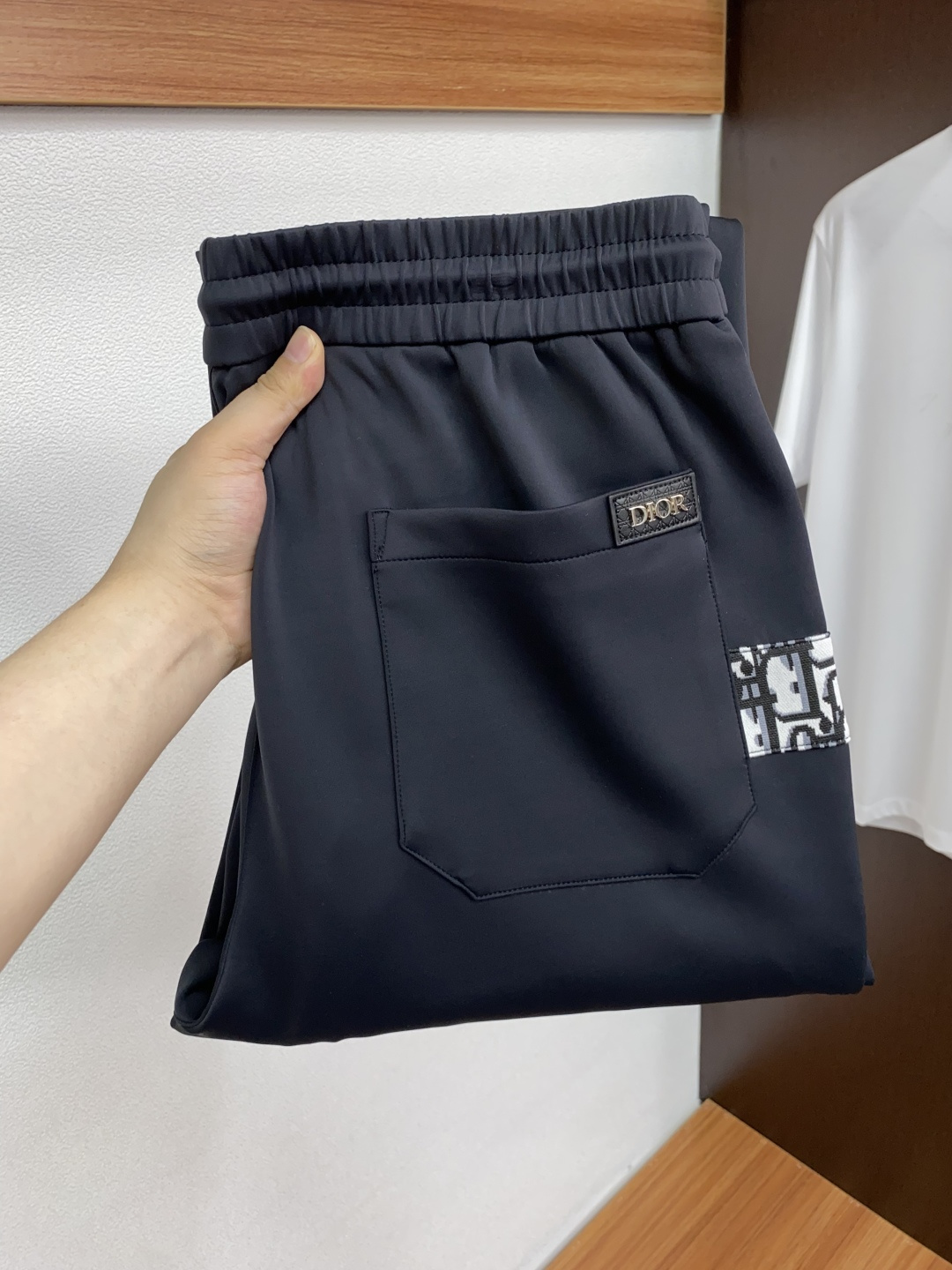 NO:595632,Dior specializes in new casual pants, high-end version!  Custom-made fabrics at the counter are highly comfortable, with exquisite embroidery on the front and impeccable details. The design concept of brand elements reflects high quality. It feels delicate and soft!  It presents a casual cut and the upper body shape is awesome!  Size M-3XL,,dior,alexander wang19860909迪奥 专供新款休闲裤 高端版本！专柜定制面料 舒适度高,前幅精致刺绣 细节无可挑剔,品牌元素设计理念,体现高品质.手感细腻柔软！呈现休闲裁剪,上身版型超赞！ 码数M-3XL,,dior,alexander wang,Men's clothing