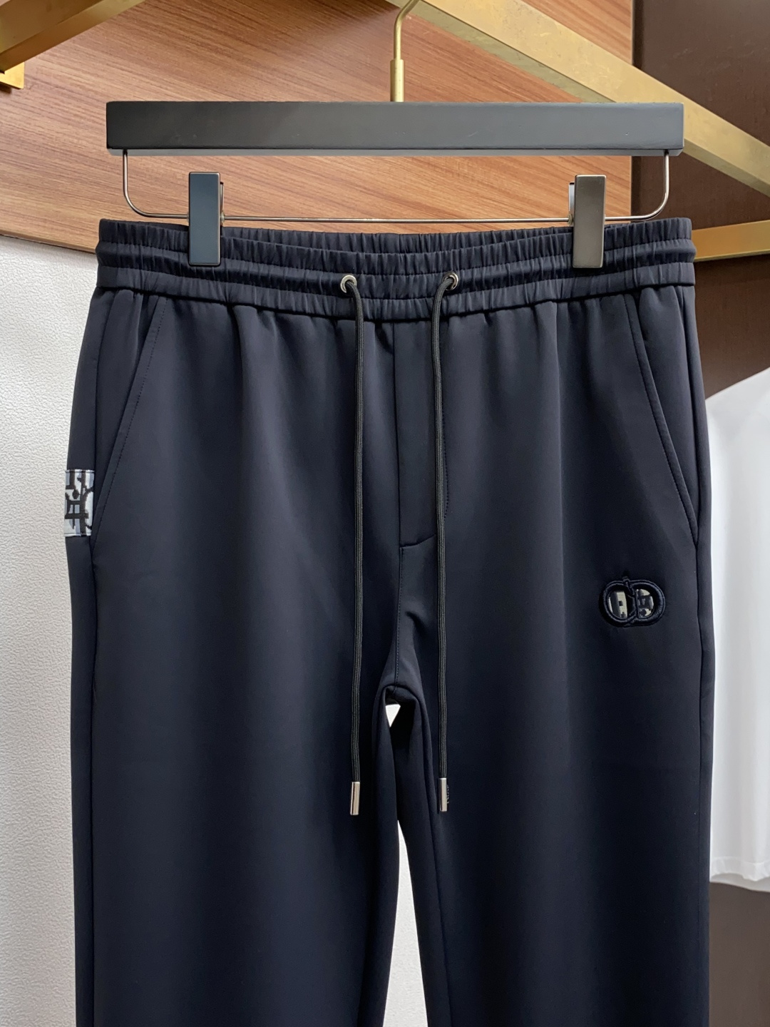 迪奥 专供新款休闲裤 高端版本！专柜定制面料 舒适度高，前幅精致刺绣 细节无可挑剔，品牌元素设计理念，体