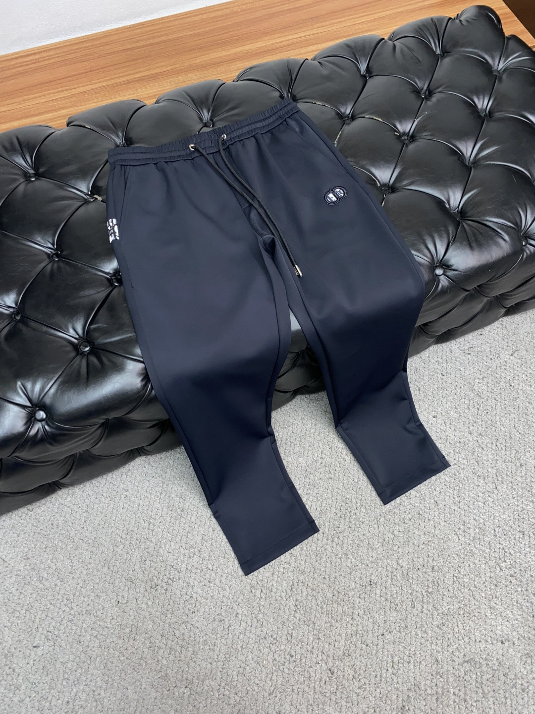 迪奥 专供新款休闲裤 高端版本！专柜定制面料 舒适度高，前幅精致刺绣 细节无可挑剔，品牌元素设计理念，体