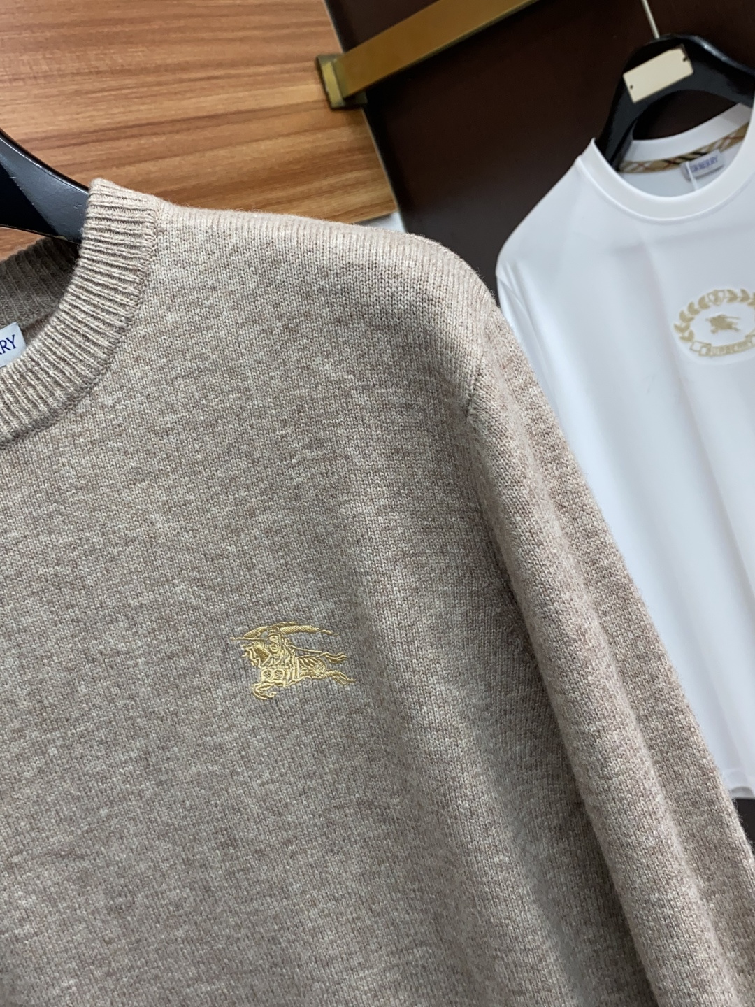 巴宝莉 2025ss秋冬新品时尚休闲打底单穿圆领商务休闲基础高档精纺100%纯羊毛毛衣 舒适保暖！抗起球