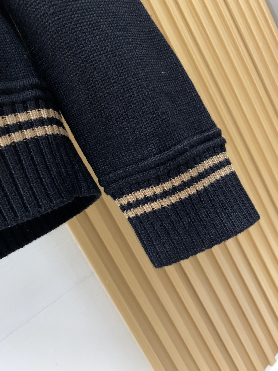 普拉达 羊毛混纺针织衫1.羊毛羊绒混纺面料：精选高品质的羊毛与羊绒原料，按照一定的比例进行混纺。羊毛提供