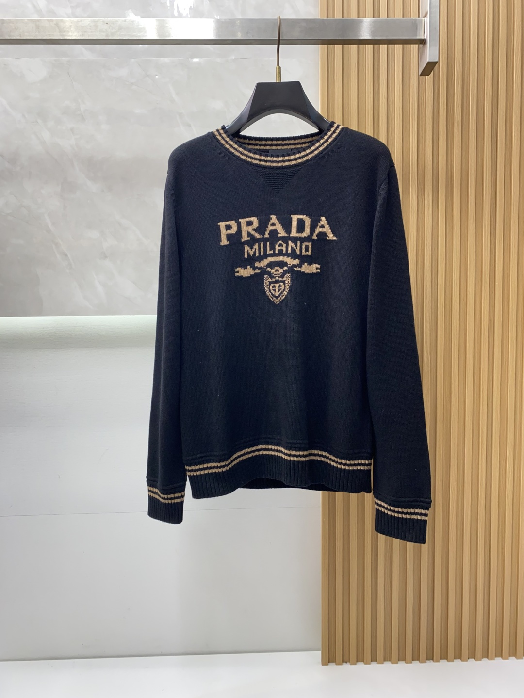 普拉达 羊毛混纺针织衫1.羊毛羊绒混纺面料：精选高品质的羊毛与羊绒原料，按照一定的比例进行混纺。羊毛提供