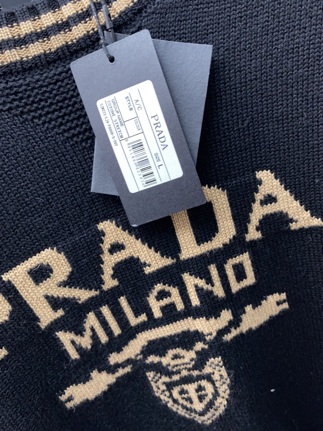 普拉达 羊毛混纺针织衫1.羊毛羊绒混纺面料：精选高品质的羊毛与羊绒原料，按照一定的比例进行混纺。羊毛提供