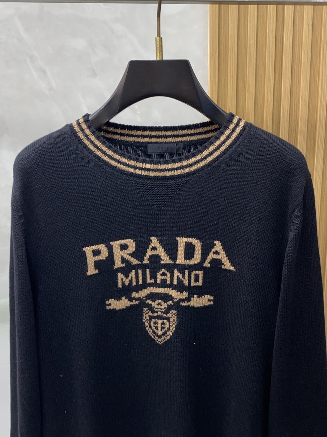 普拉达 羊毛混纺针织衫1.羊毛羊绒混纺面料：精选高品质的羊毛与羊绒原料，按照一定的比例进行混纺。羊毛提供