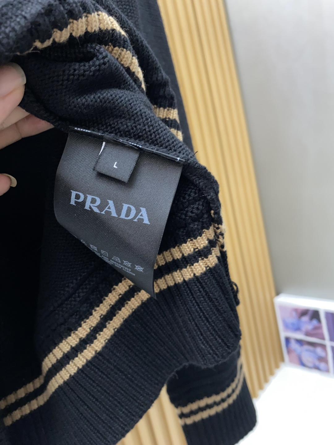 普拉达 羊毛混纺针织衫1.羊毛羊绒混纺面料：精选高品质的羊毛与羊绒原料，按照一定的比例进行混纺。羊毛提供