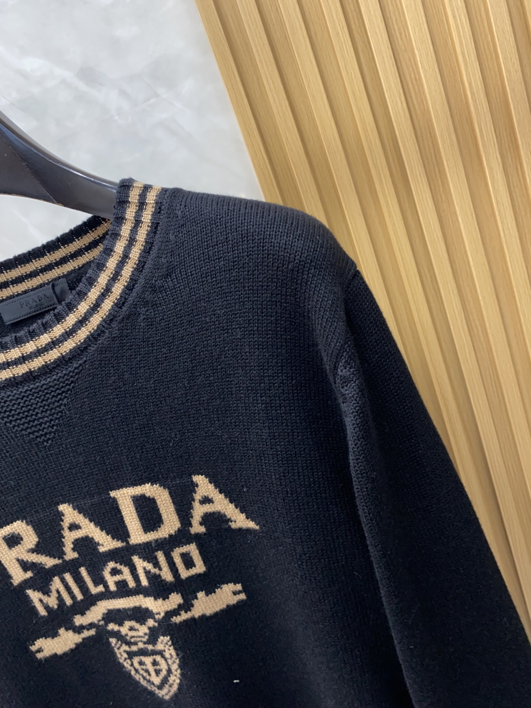 普拉达 羊毛混纺针织衫1.羊毛羊绒混纺面料：精选高品质的羊毛与羊绒原料，按照一定的比例进行混纺。羊毛提供