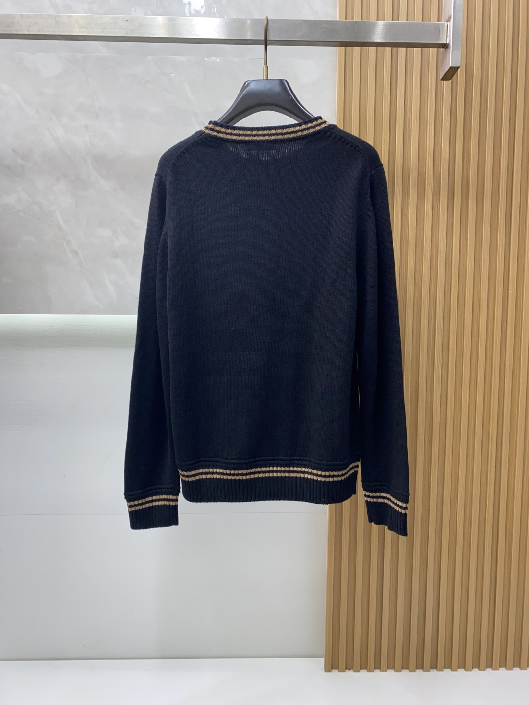 普拉达 羊毛混纺针织衫1.羊毛羊绒混纺面料：精选高品质的羊毛与羊绒原料，按照一定的比例进行混纺。羊毛提供