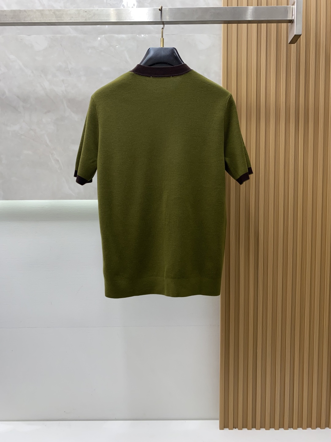 lP🆕 诺悠翩雅 圆领领羊毛衫，用细腻纤维编织时光韵味，于一针一线间，诉说永恒优雅，在男士高端针织服饰领