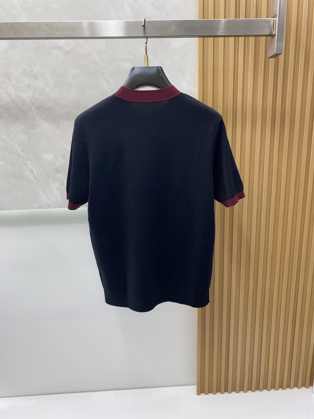 古奇 圆领羊毛衫，用细腻纤维编织时光韵味，于一针一线间，诉说永恒优雅，在男士高端针织服饰领域，这款羊毛衫