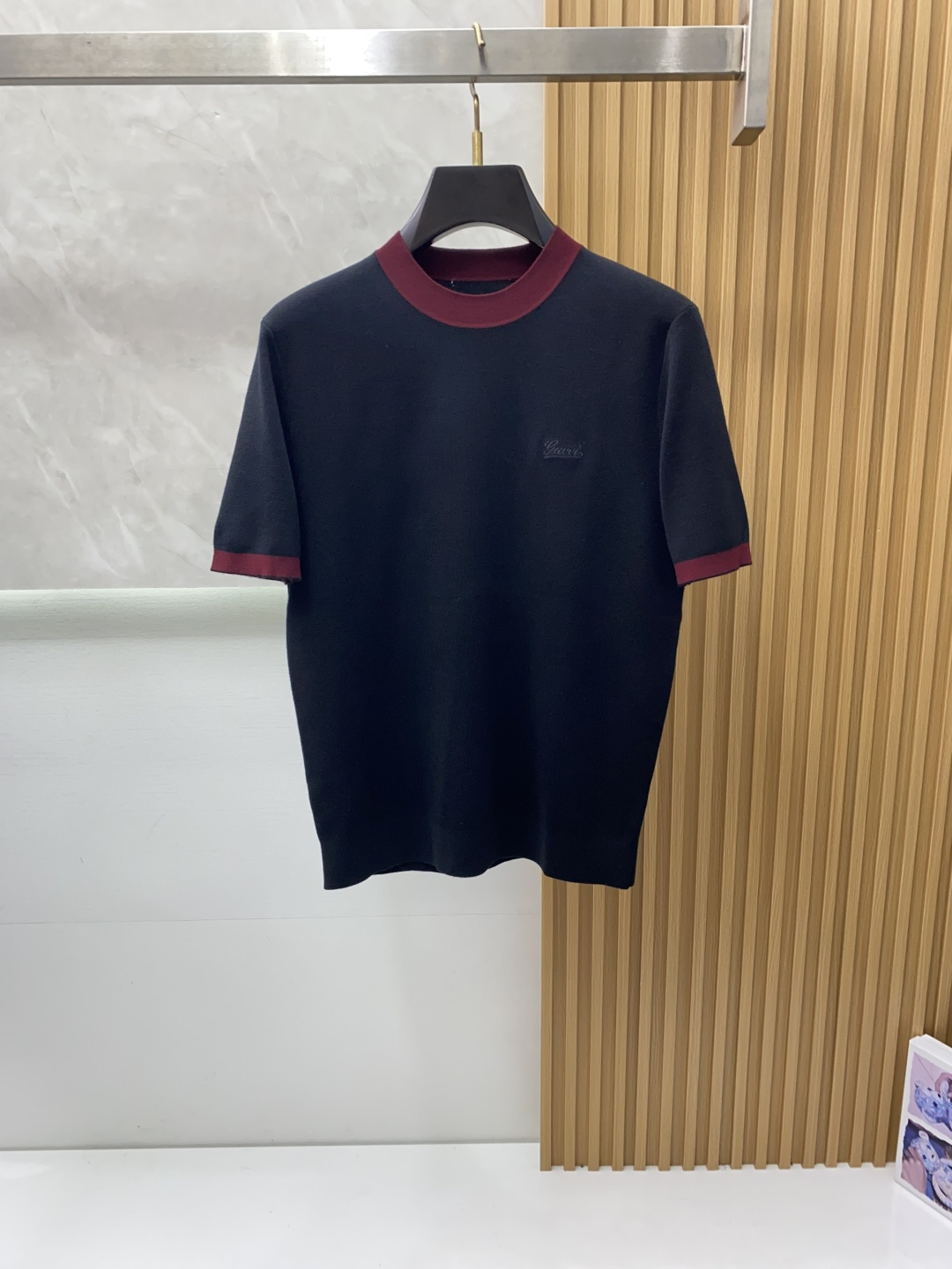 古奇 圆领羊毛衫，用细腻纤维编织时光韵味，于一针一线间，诉说永恒优雅，在男士高端针织服饰领域，这款羊毛衫