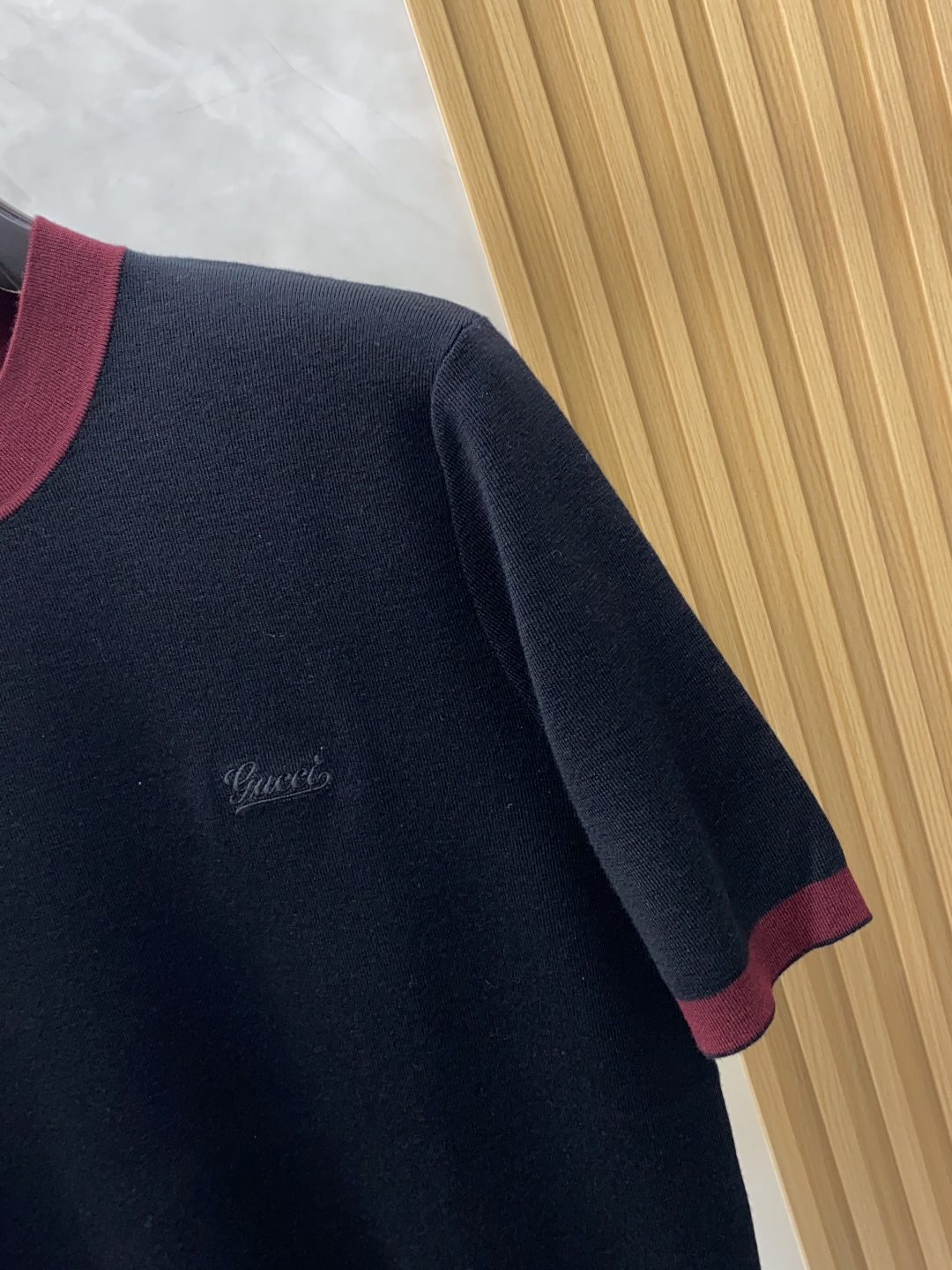 古奇 圆领羊毛衫，用细腻纤维编织时光韵味，于一针一线间，诉说永恒优雅，在男士高端针织服饰领域，这款羊毛衫