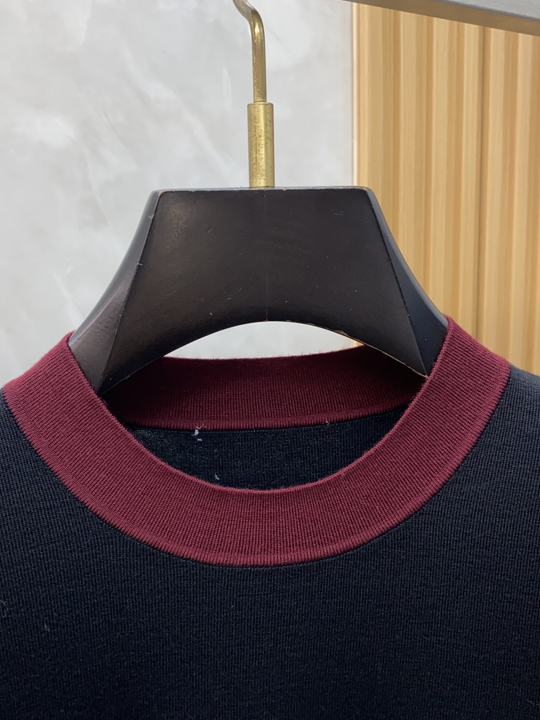 古奇 圆领羊毛衫，用细腻纤维编织时光韵味，于一针一线间，诉说永恒优雅，在男士高端针织服饰领域，这款羊毛衫