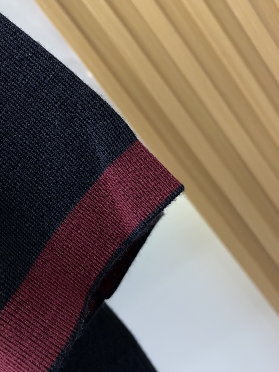 古奇 圆领羊毛衫，用细腻纤维编织时光韵味，于一针一线间，诉说永恒优雅，在男士高端针织服饰领域，这款羊毛衫