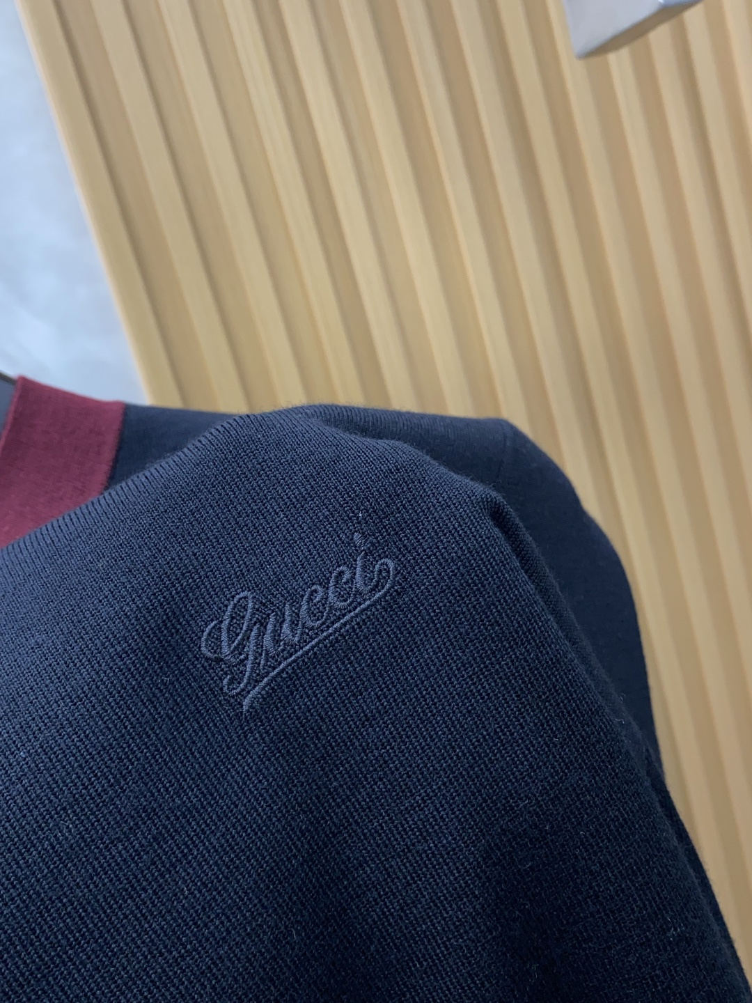 古奇 圆领羊毛衫，用细腻纤维编织时光韵味，于一针一线间，诉说永恒优雅，在男士高端针织服饰领域，这款羊毛衫