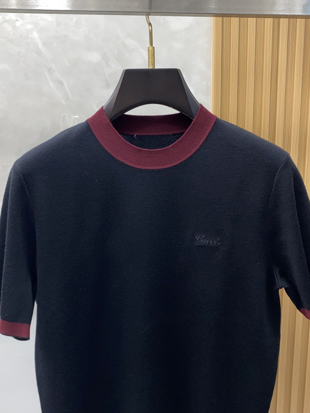 古奇 圆领羊毛衫，用细腻纤维编织时光韵味，于一针一线间，诉说永恒优雅，在男士高端针织服饰领域，这款羊毛衫