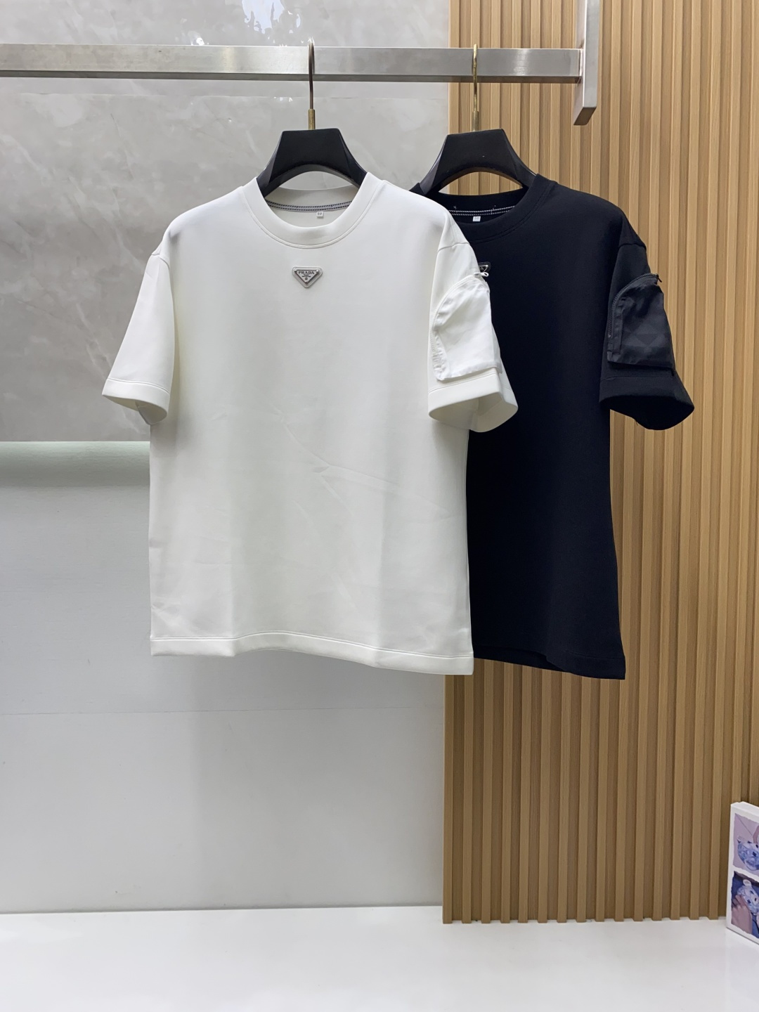 普拉达 家族男士高端简约圆领加厚空气棉短袖 ，香港洋行渠道货，纯正血统品质，25年秋冬 新款，经典王牌系