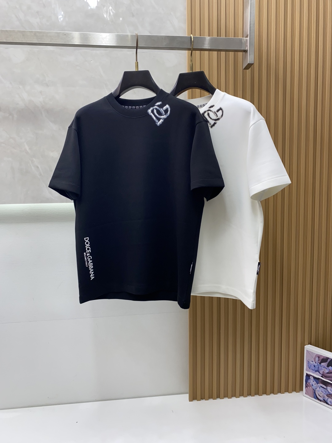 DG 家族男士高端简约圆领加厚空气棉短袖 ，香港洋行渠道货，纯正血统品质，25年秋冬 新款，经典王牌系列