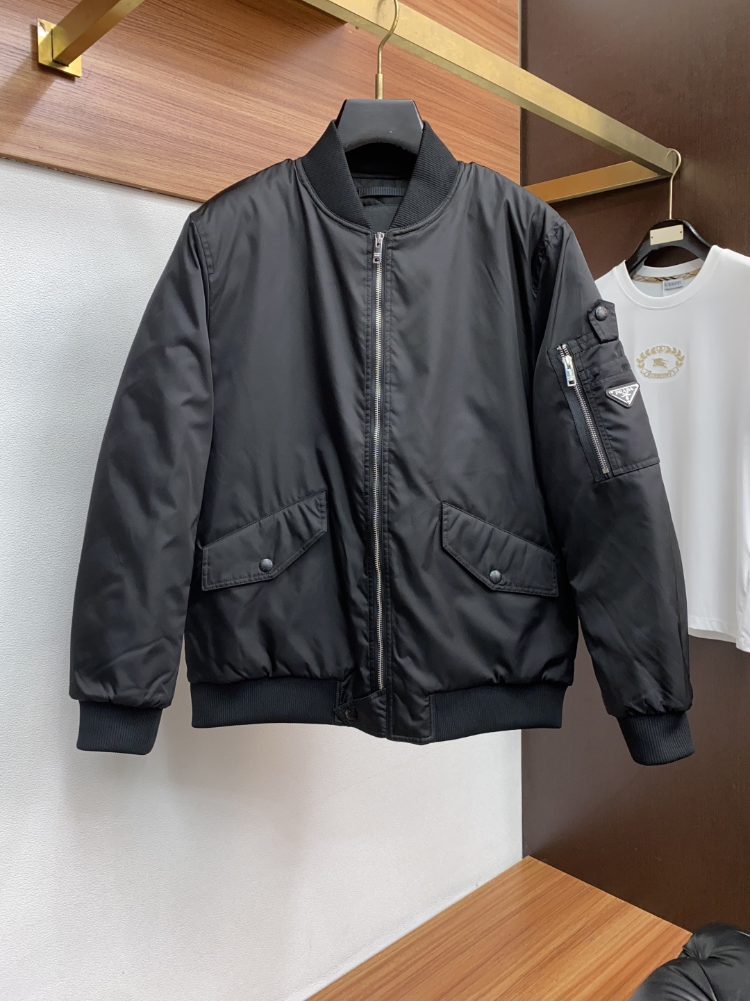 普拉达 25ss最新品 棉衣夹克外套，设计帅气有型！百搭必备单品，时尚潮牌， 轻松营造酷帅氛围感 ，高级