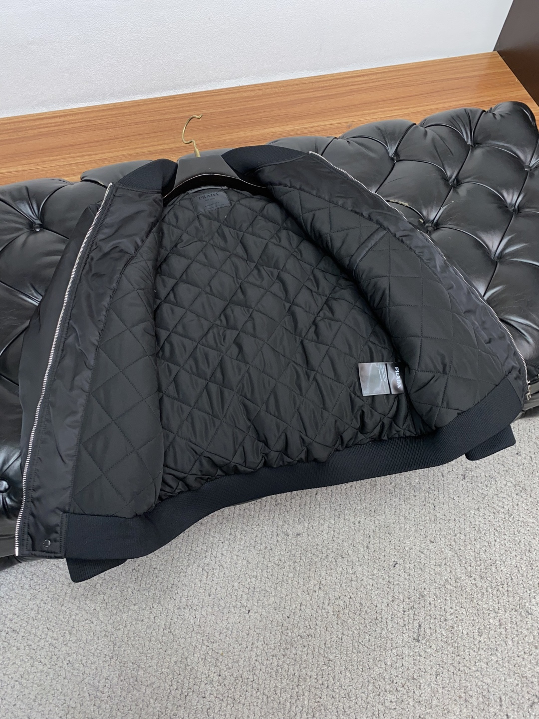 普拉达 25ss最新品 棉衣夹克外套，设计帅气有型！百搭必备单品，时尚潮牌， 轻松营造酷帅氛围感 ，高级