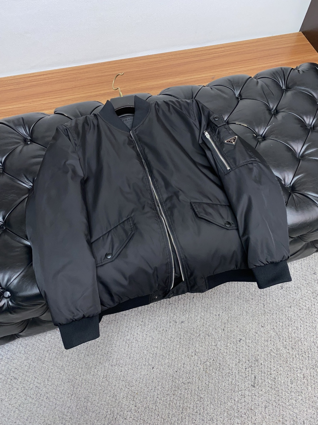 普拉达 25ss最新品 棉衣夹克外套，设计帅气有型！百搭必备单品，时尚潮牌， 轻松营造酷帅氛围感 ，高级