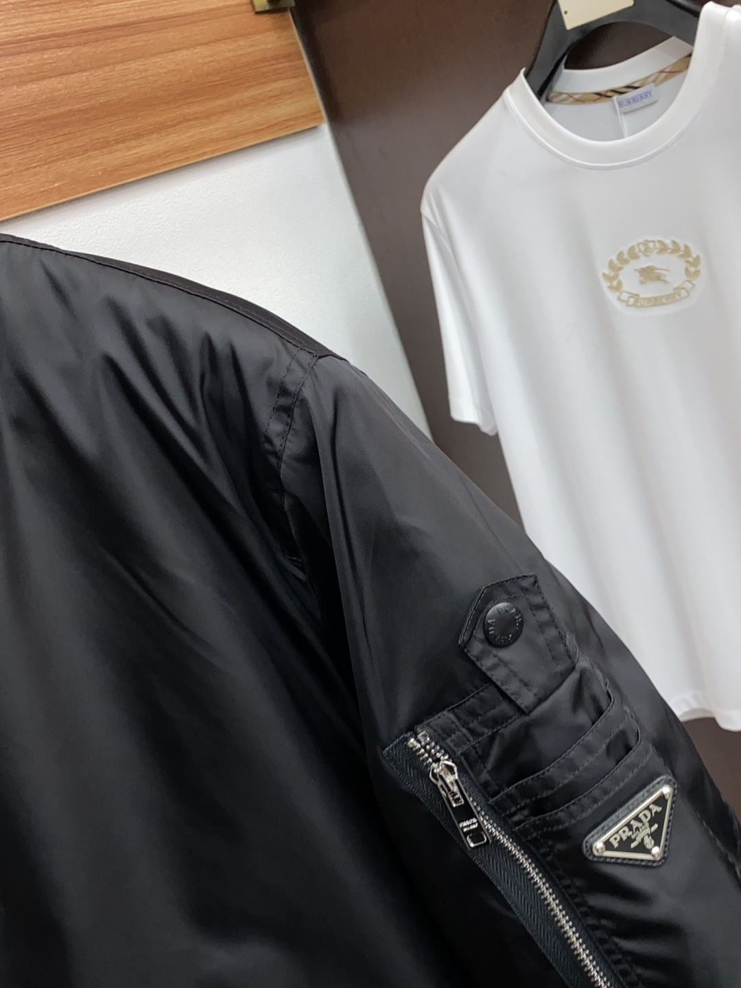 普拉达 25ss最新品 棉衣夹克外套，设计帅气有型！百搭必备单品，时尚潮牌， 轻松营造酷帅氛围感 ，高级