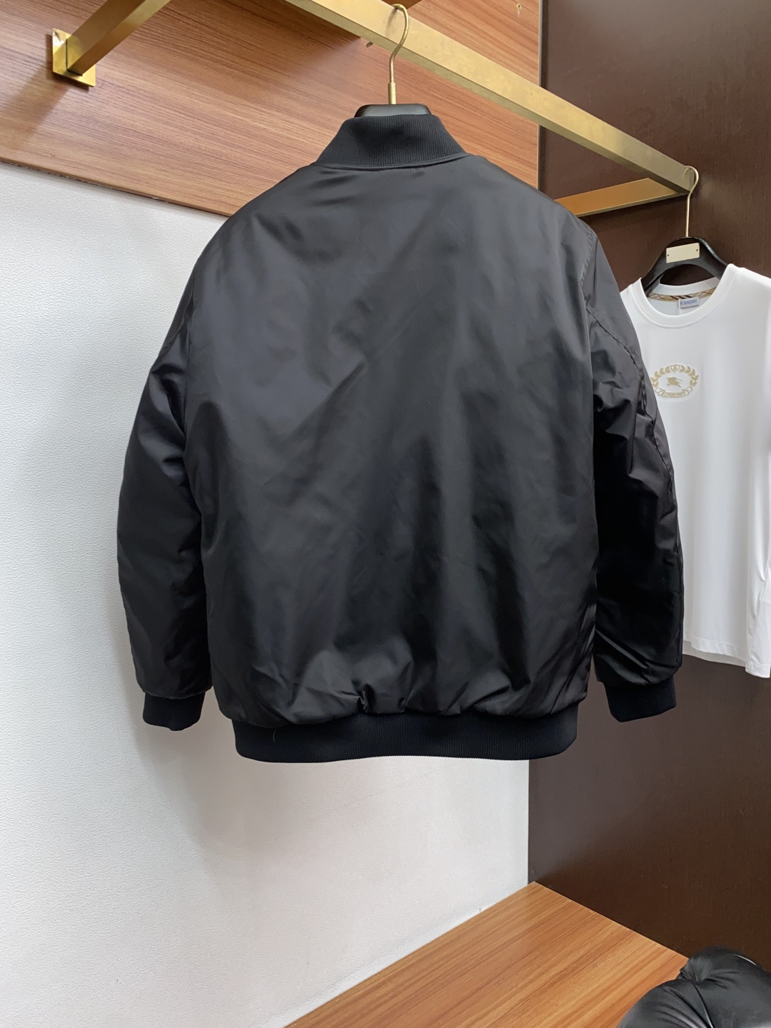 普拉达 25ss最新品 棉衣夹克外套，设计帅气有型！百搭必备单品，时尚潮牌， 轻松营造酷帅氛围感 ，高级