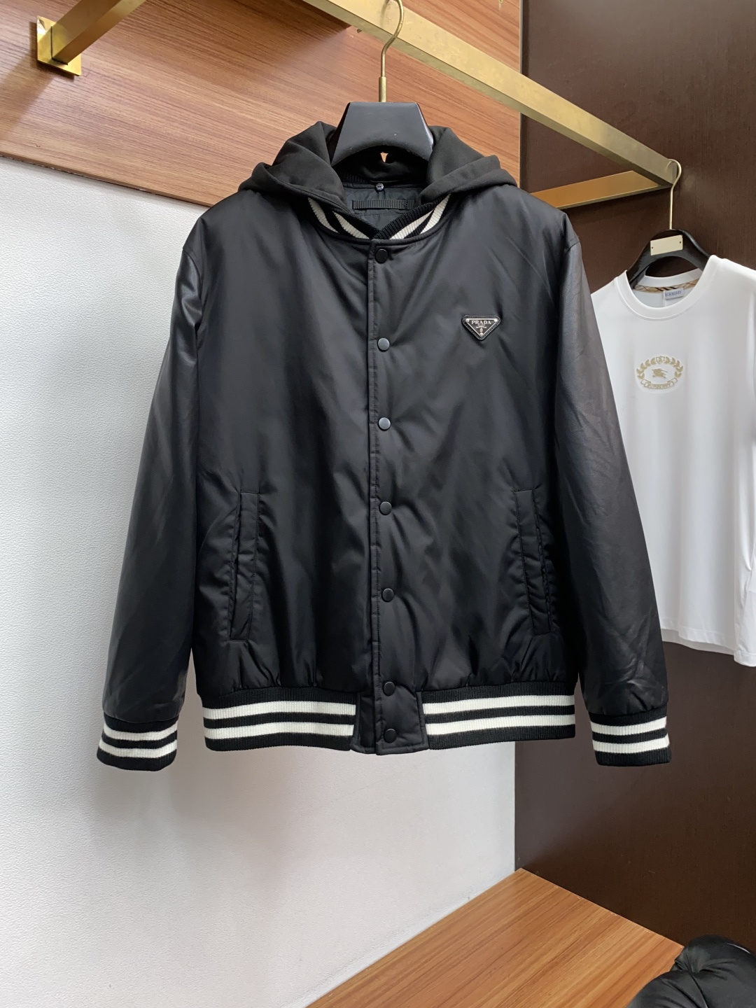 普拉达 25ss最新品 棉夹克外套，设计帅气有型！百搭必备单品，时尚潮牌， 轻松营造酷帅氛围感 ，高级感