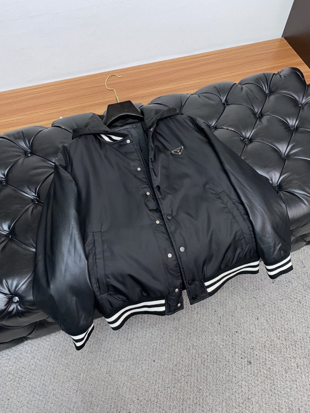 普拉达 25ss最新品 棉夹克外套，设计帅气有型！百搭必备单品，时尚潮牌， 轻松营造酷帅氛围感 ，高级感