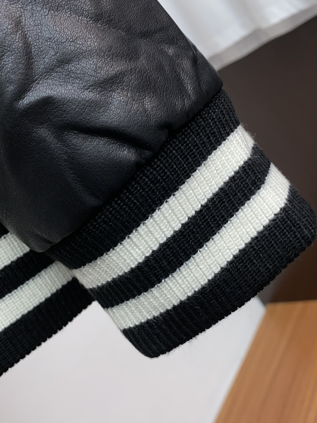 普拉达 25ss最新品 棉夹克外套，设计帅气有型！百搭必备单品，时尚潮牌， 轻松营造酷帅氛围感 ，高级感