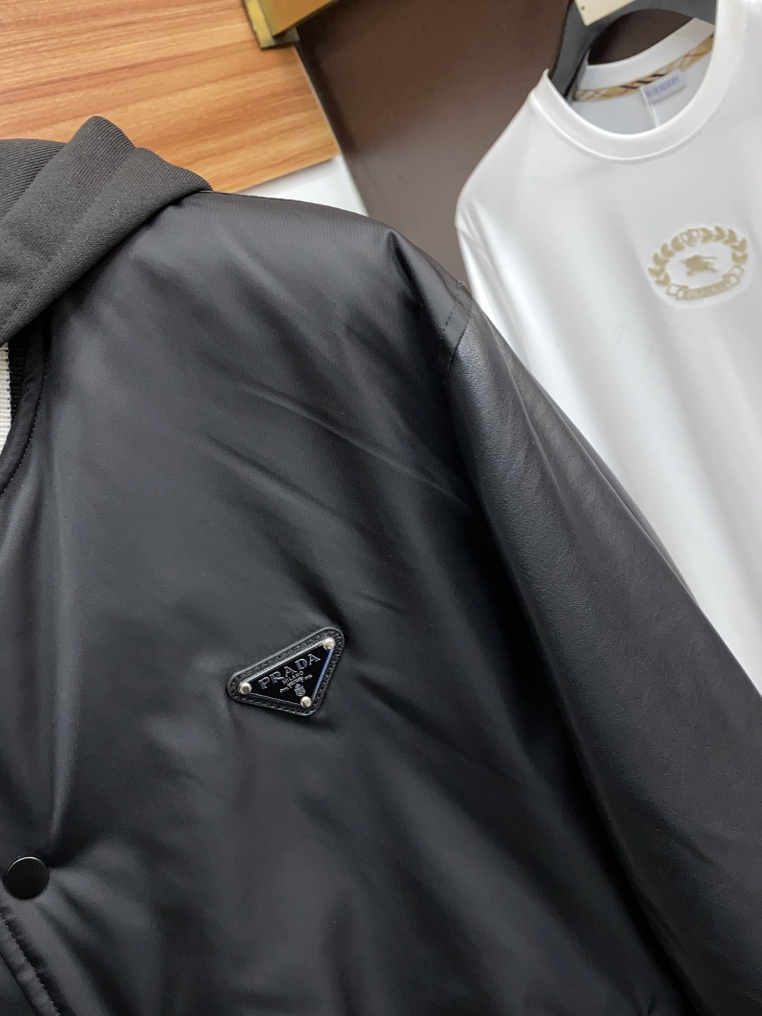 普拉达 25ss最新品 棉夹克外套，设计帅气有型！百搭必备单品，时尚潮牌， 轻松营造酷帅氛围感 ，高级感