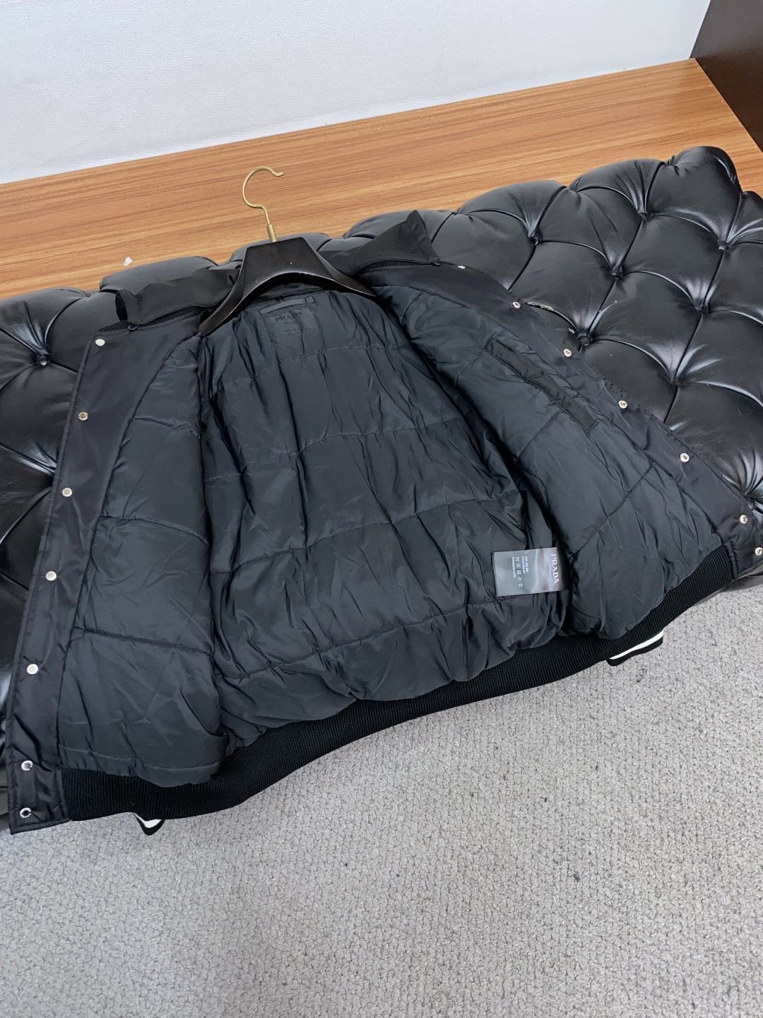 普拉达 25ss最新品 棉夹克外套，设计帅气有型！百搭必备单品，时尚潮牌， 轻松营造酷帅氛围感 ，高级感