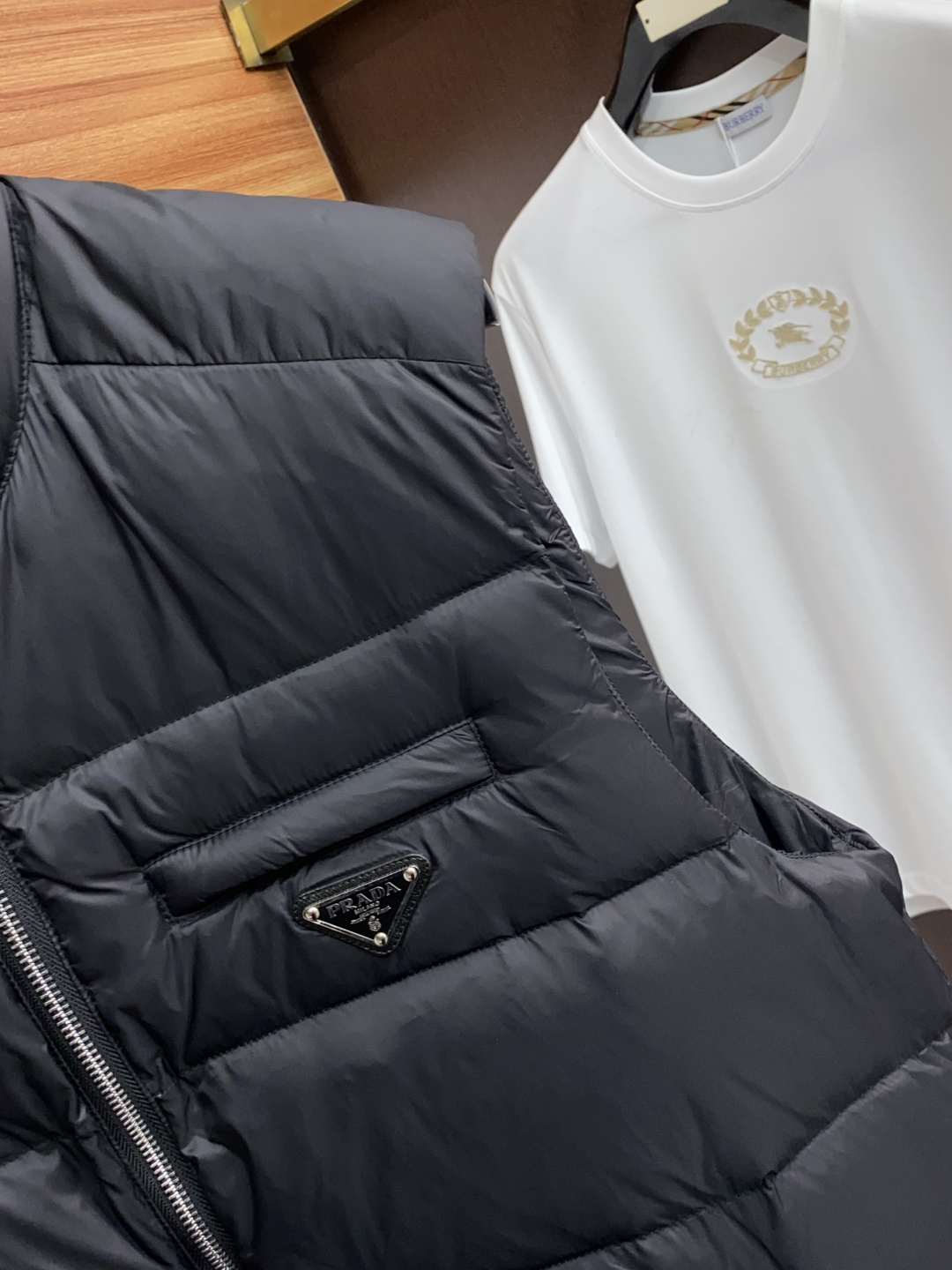 普拉达 秋冬新款羽绒马甲服 原版1:1订制五金配件全进口原版定制 欢迎专柜对比 绝对的高品质 采用顶级9