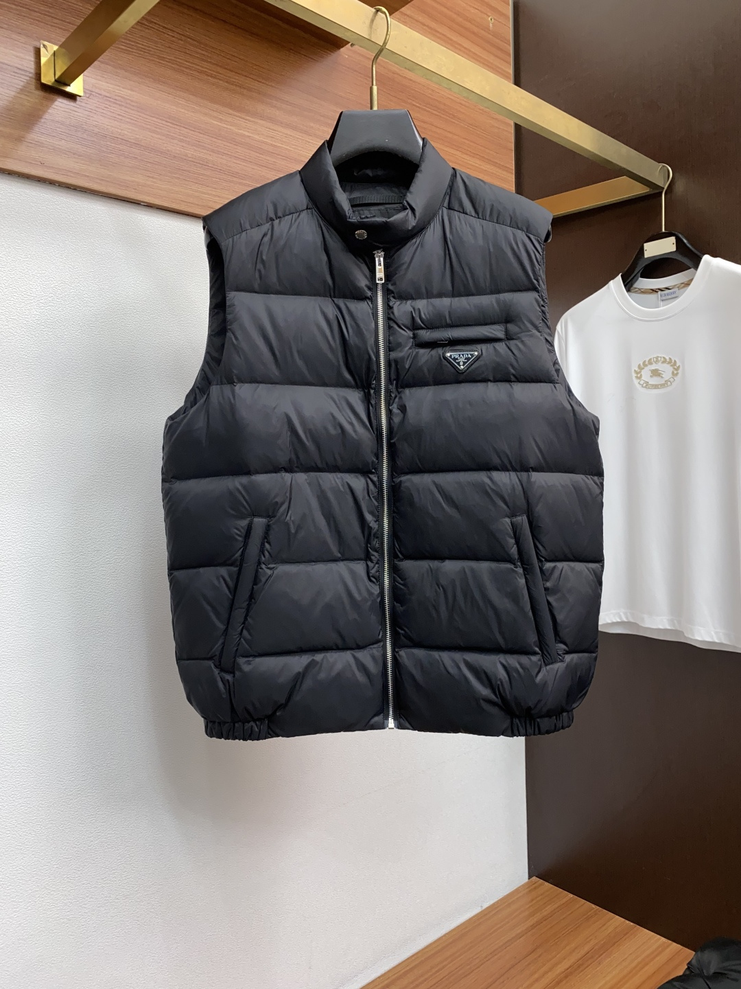 普拉达 秋冬新款羽绒马甲服 原版1:1订制五金配件全进口原版定制 欢迎专柜对比 绝对的高品质 采用顶级9