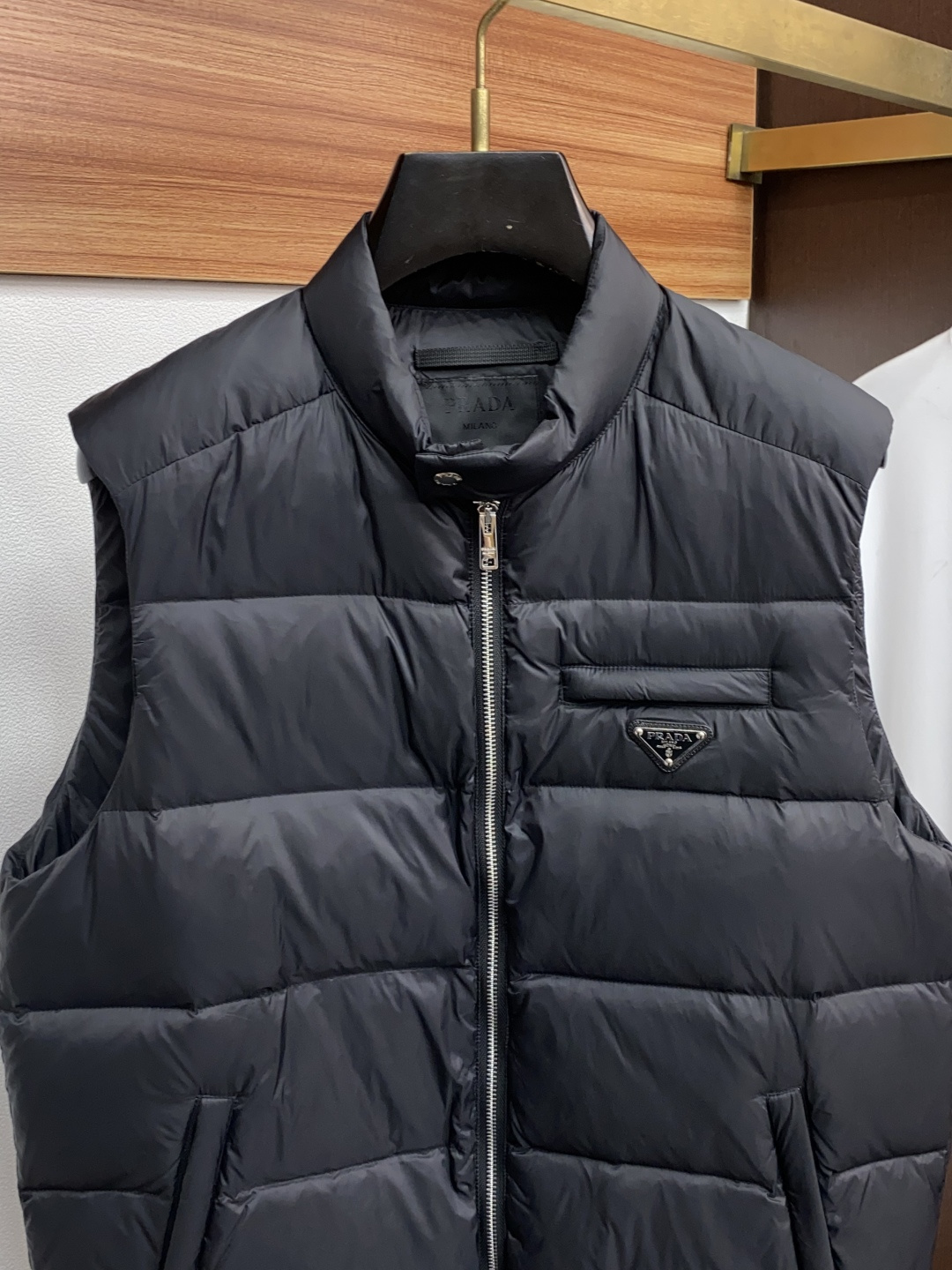 普拉达 秋冬新款羽绒马甲服 原版1:1订制五金配件全进口原版定制 欢迎专柜对比 绝对的高品质 采用顶级9