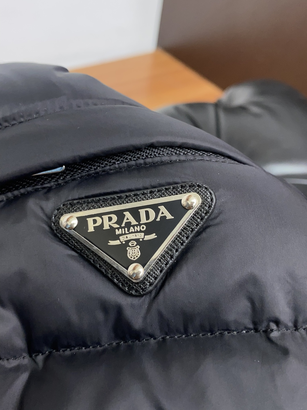 普拉达 秋冬新款羽绒马甲服 原版1:1订制五金配件全进口原版定制 欢迎专柜对比 绝对的高品质 采用顶级9
