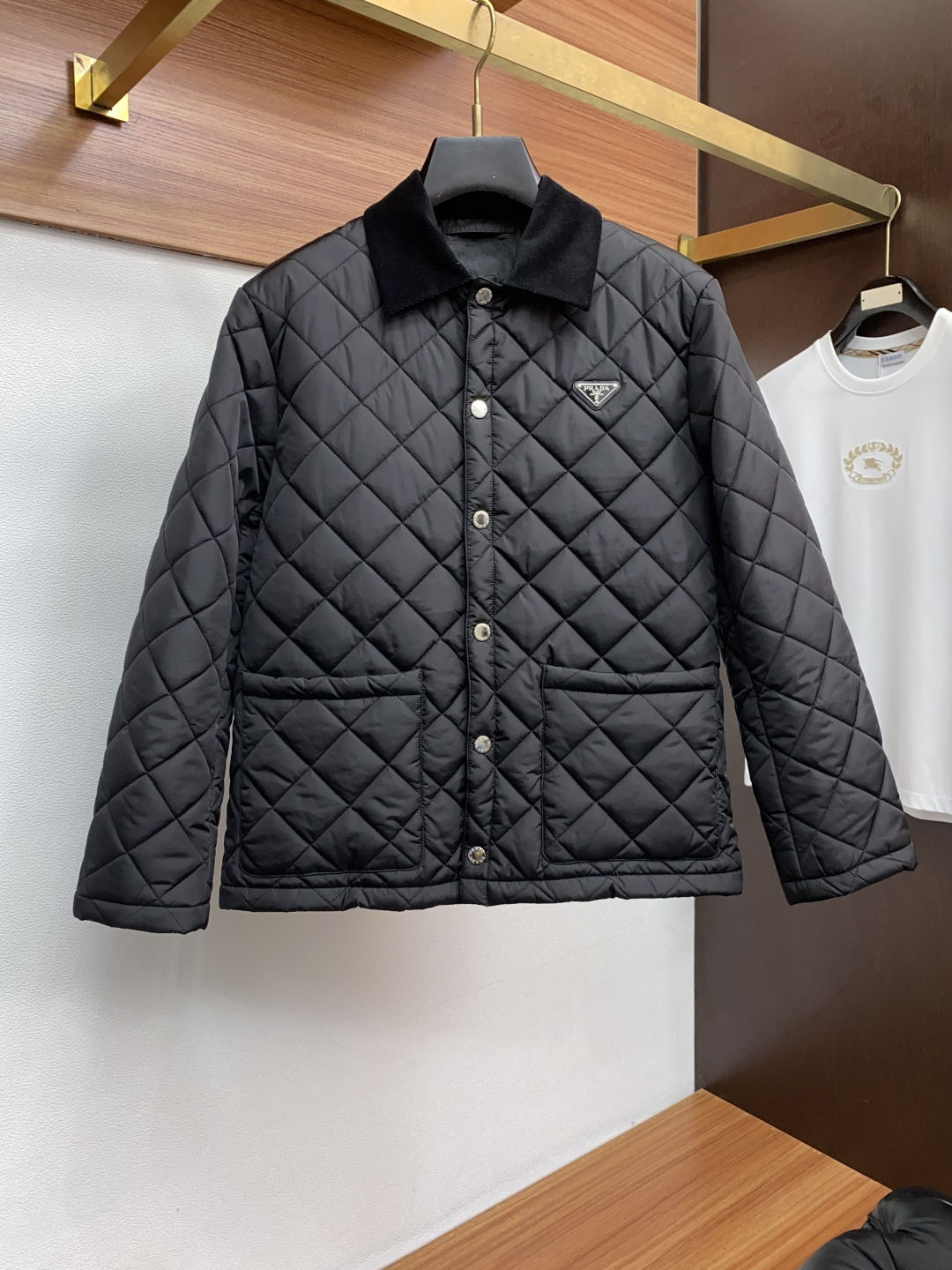 普拉达 25ss最新品 翻领夹克外套，设计帅气有型！百搭必备单品，时尚潮牌， 轻松营造酷帅氛围感 ，高级